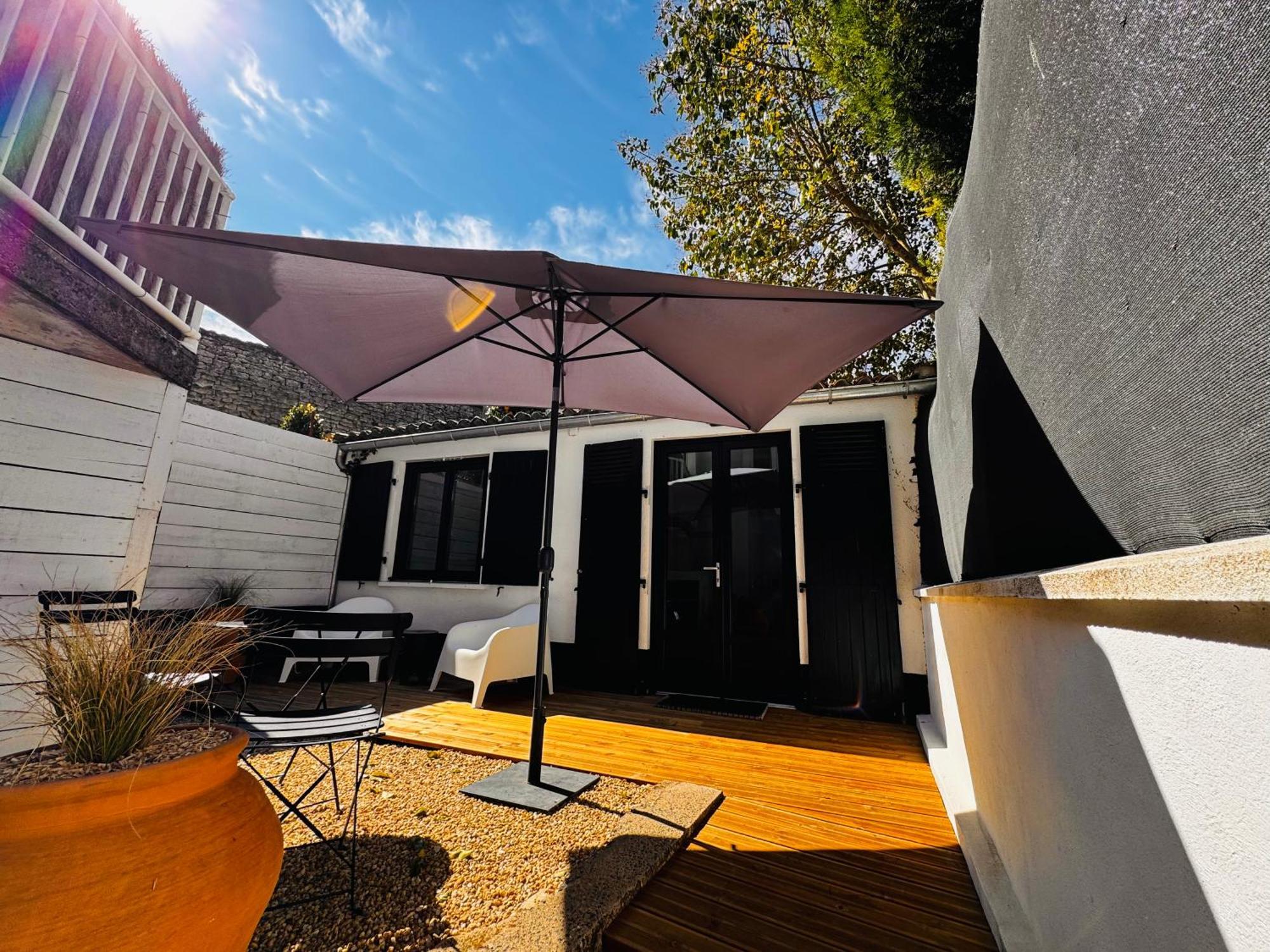 Апартаменты Le Petit Re, Hypercentre, Garage Prive, Terrasse Ньор Экстерьер фото